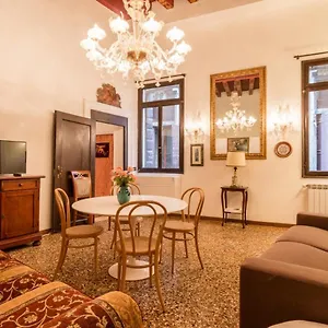 Fenice Backstage Over Canal Apartment Venice